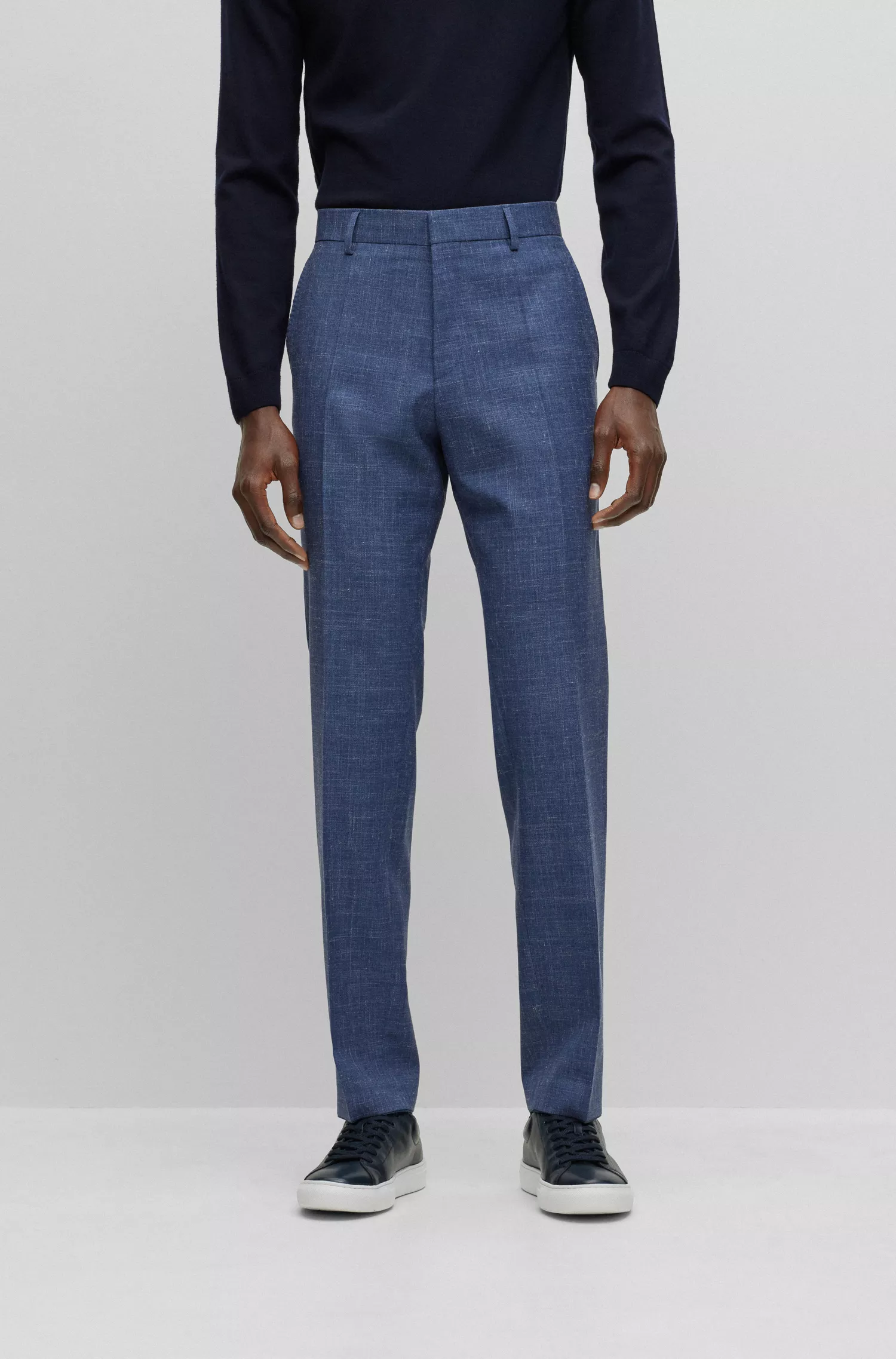Terno BOSS preto slim fit em lã, seda tussah e linho.