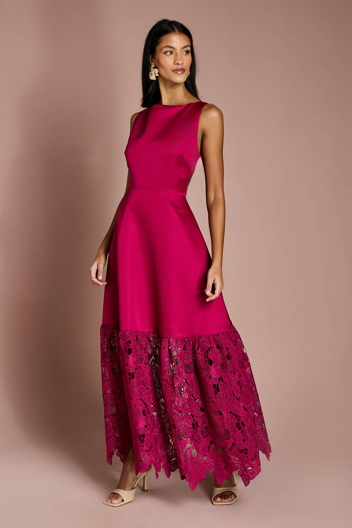 Coast Robe Longue Satinée Structurée à Ourlet en Dentelle Petite Taille