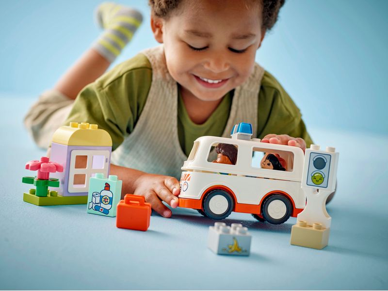 LEGO® DUPLO® Rettungswagen mit Fahrer 10447 Bauspielzeug für fantasievolle Rollenspiele aus dem Leben