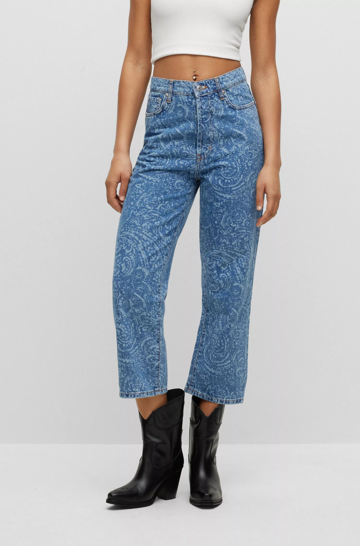 Calça jeans HUGO vermelha, corte moderno, em denim rígido com estampa paisley.