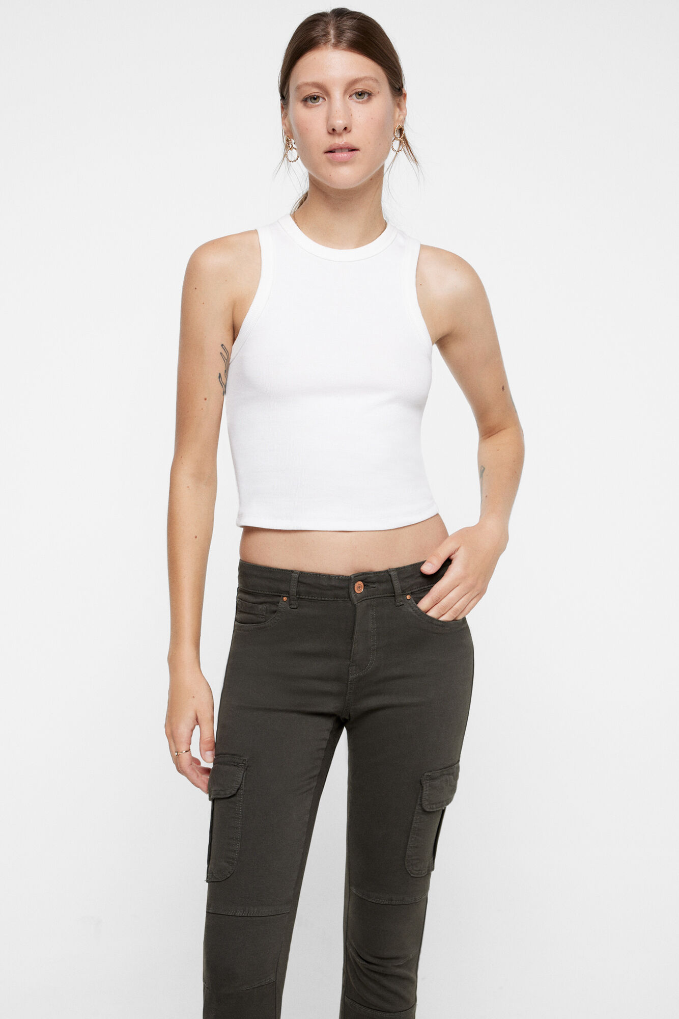 Calça jeans estilo cargo com bolsos laterais