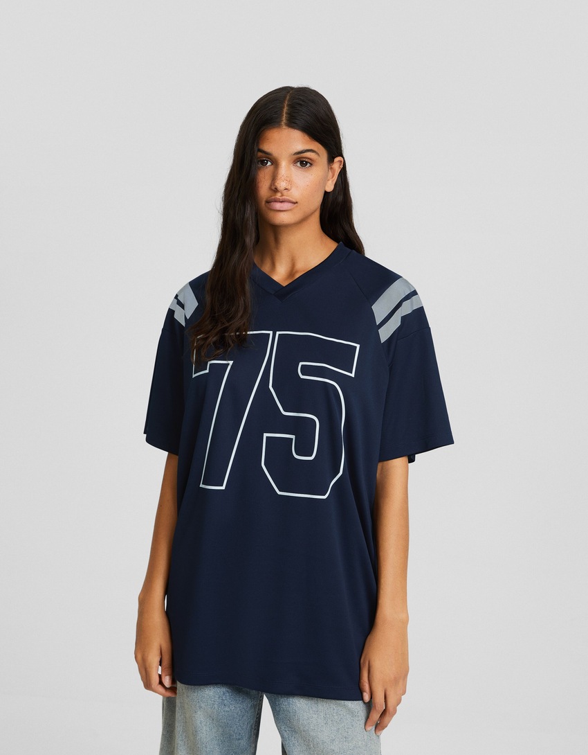 Camiseta oversized de manga curta com estampa de futebol