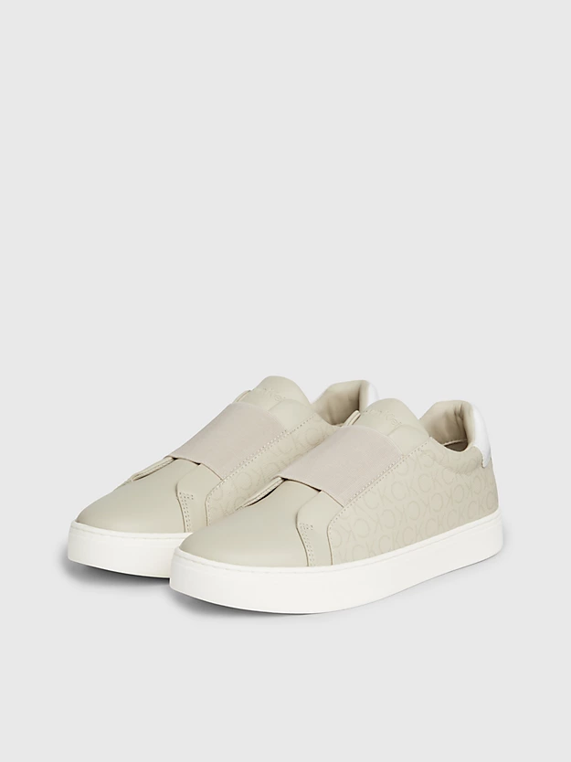 Sapatos sem cadarço com logotipo