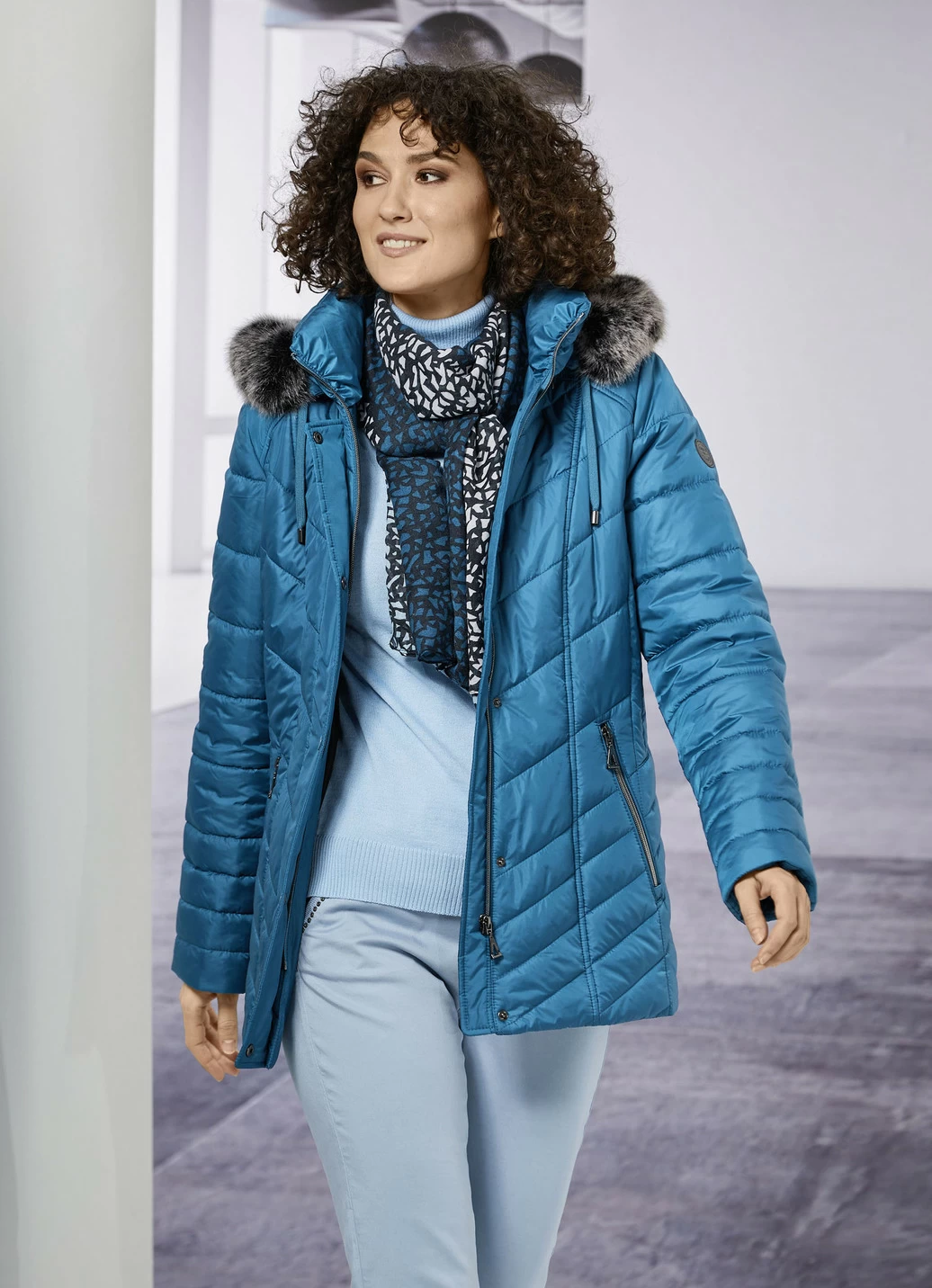 Jacke mit abnehmbarer Kapuze