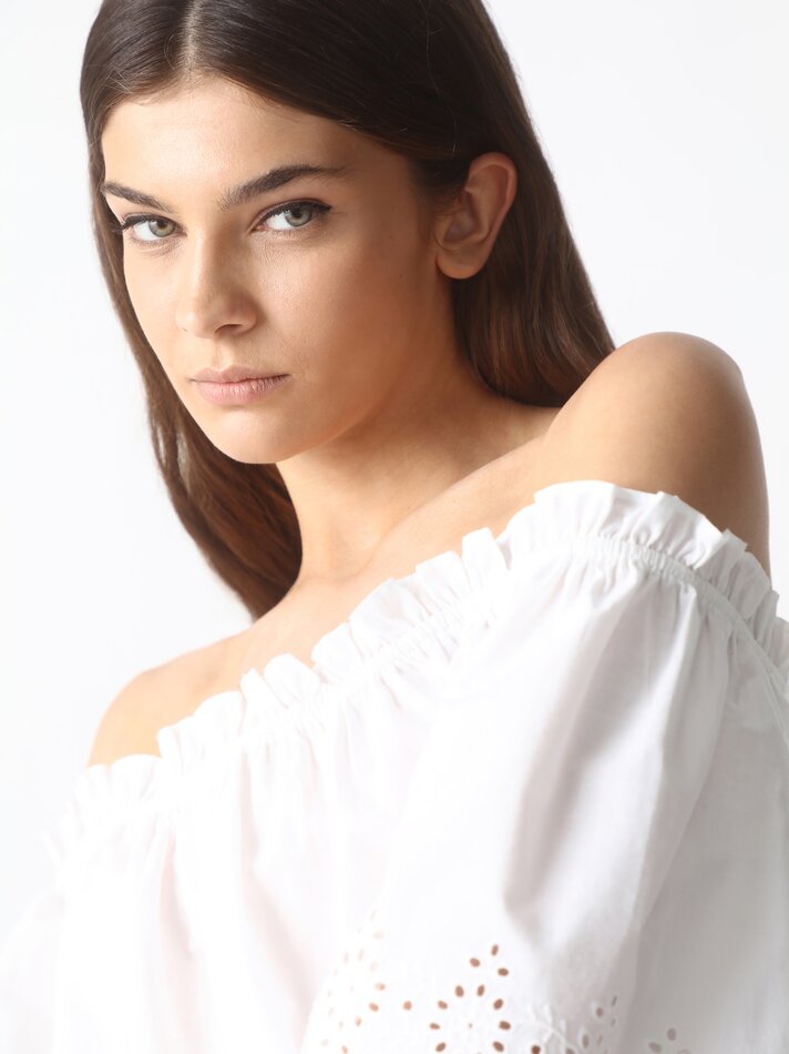Blusa de manga curta com bordado suíço - Branca