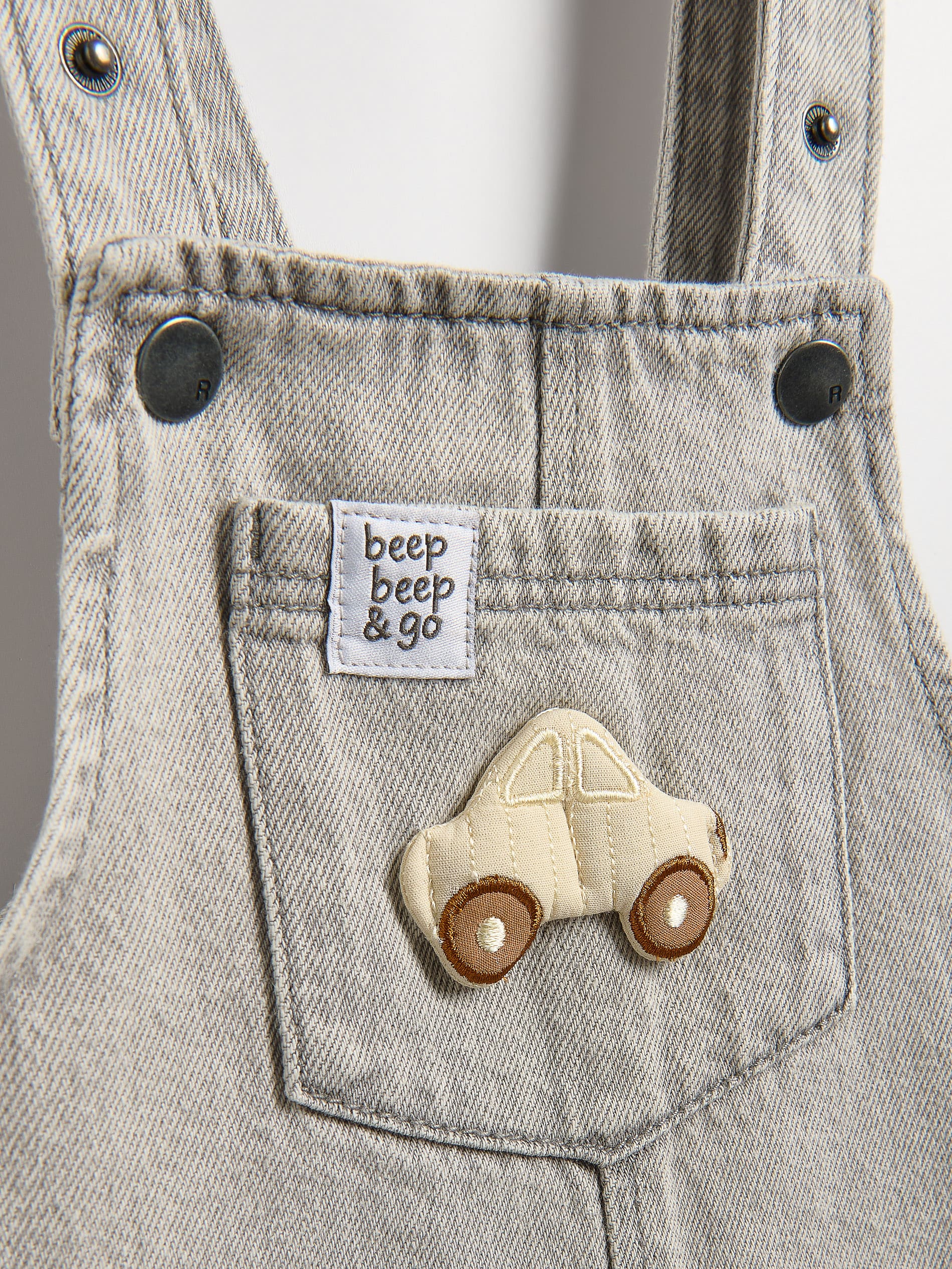 Latzhose aus Denim