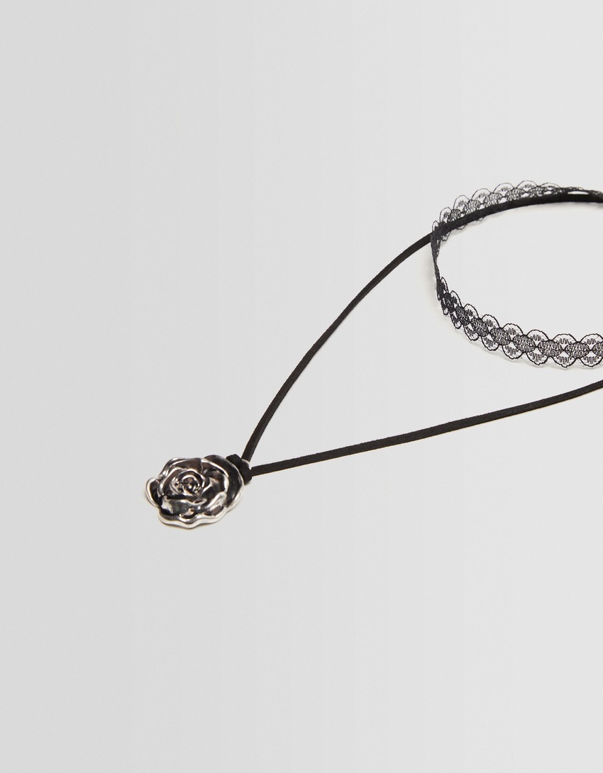 Conjunto de 2 colares choker com cordão.