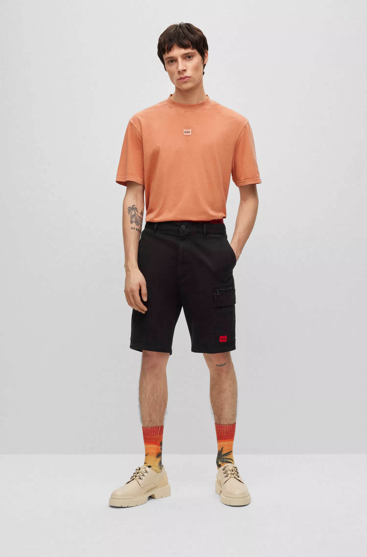 Calções cargo HUGO em algodão elástico vermelho com etiqueta vermelha com o logotipo.