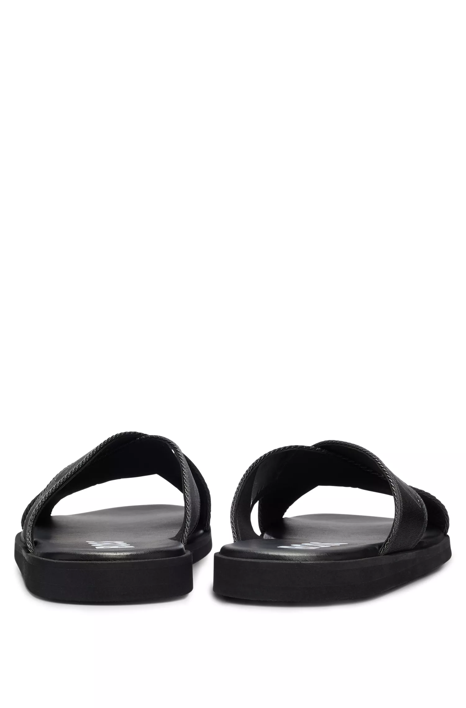 Chinelo BOSS preto com tira cruzada, detalhes da marca em tom sobre tom e sola de EVA.
