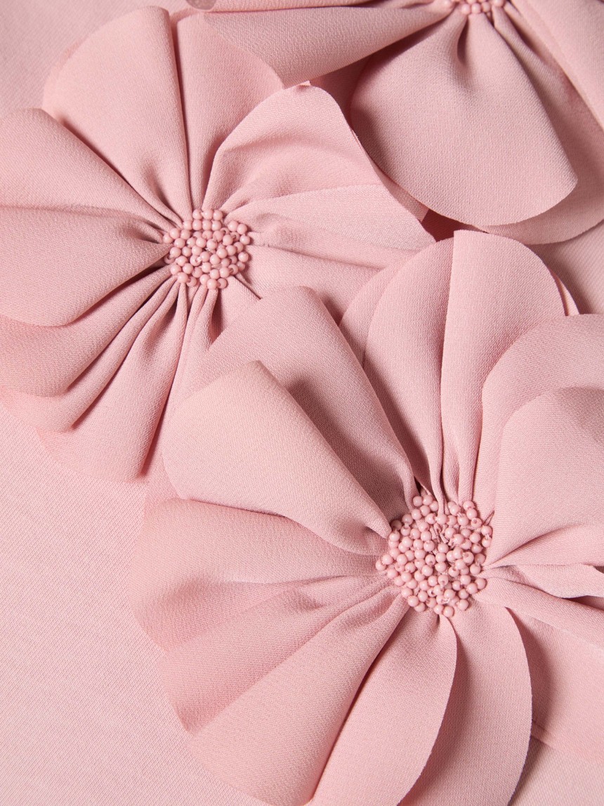 T-shirt com flores e detalhe de missangas
