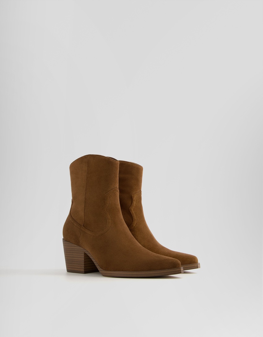 Botas de cowboy de tecido com salto alto e zíper.