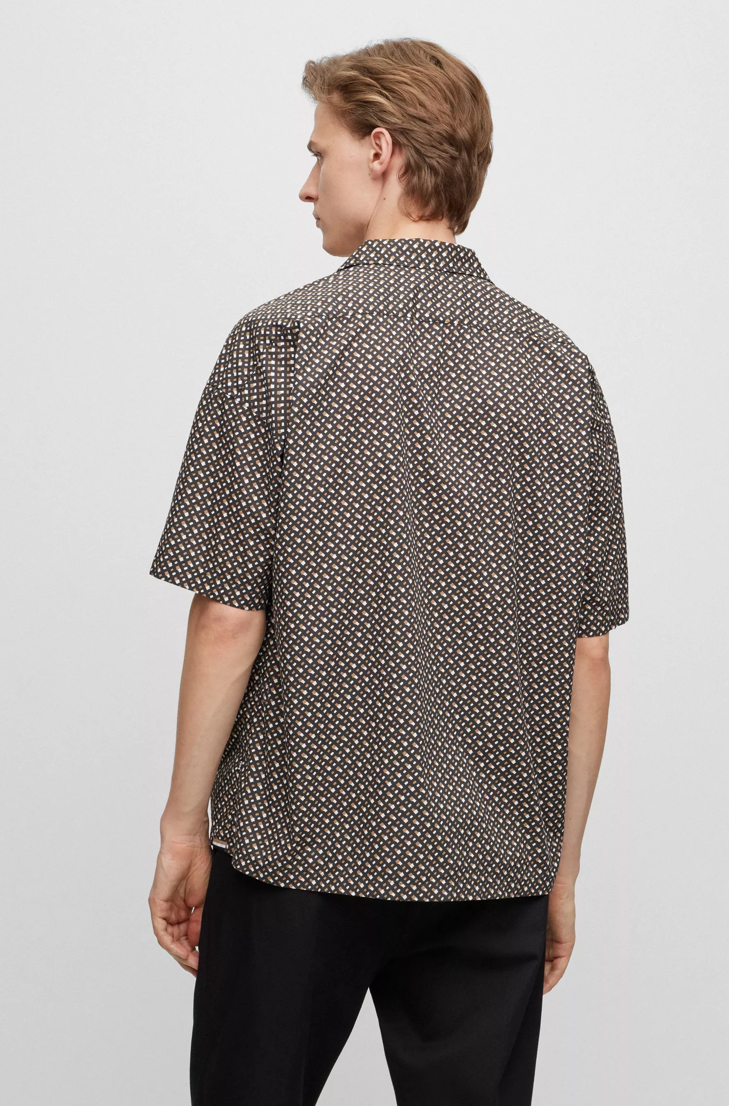 Camisa BOSS preta de corte relaxado em algodão elástico com monograma.