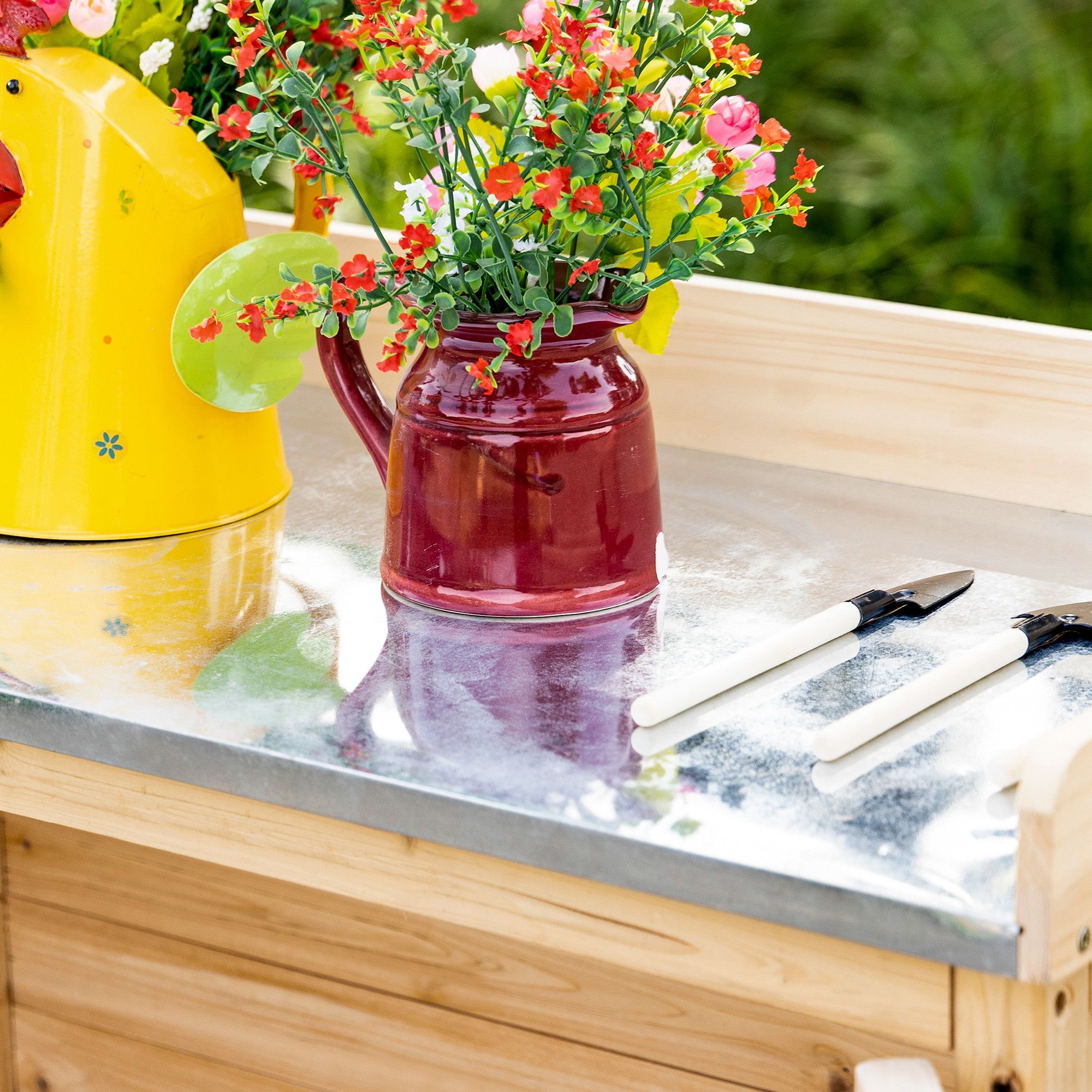 Outsunny Gartenschrank mit verzinkten Griffen und erhöhtem Rand natur 83B x 40T x 92H cm