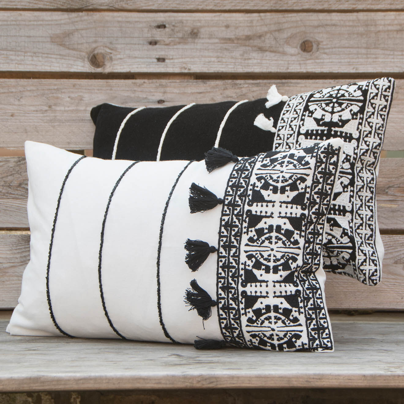 Febronie Housse de coussin Néo berbère brodée noire - 50x30 cm