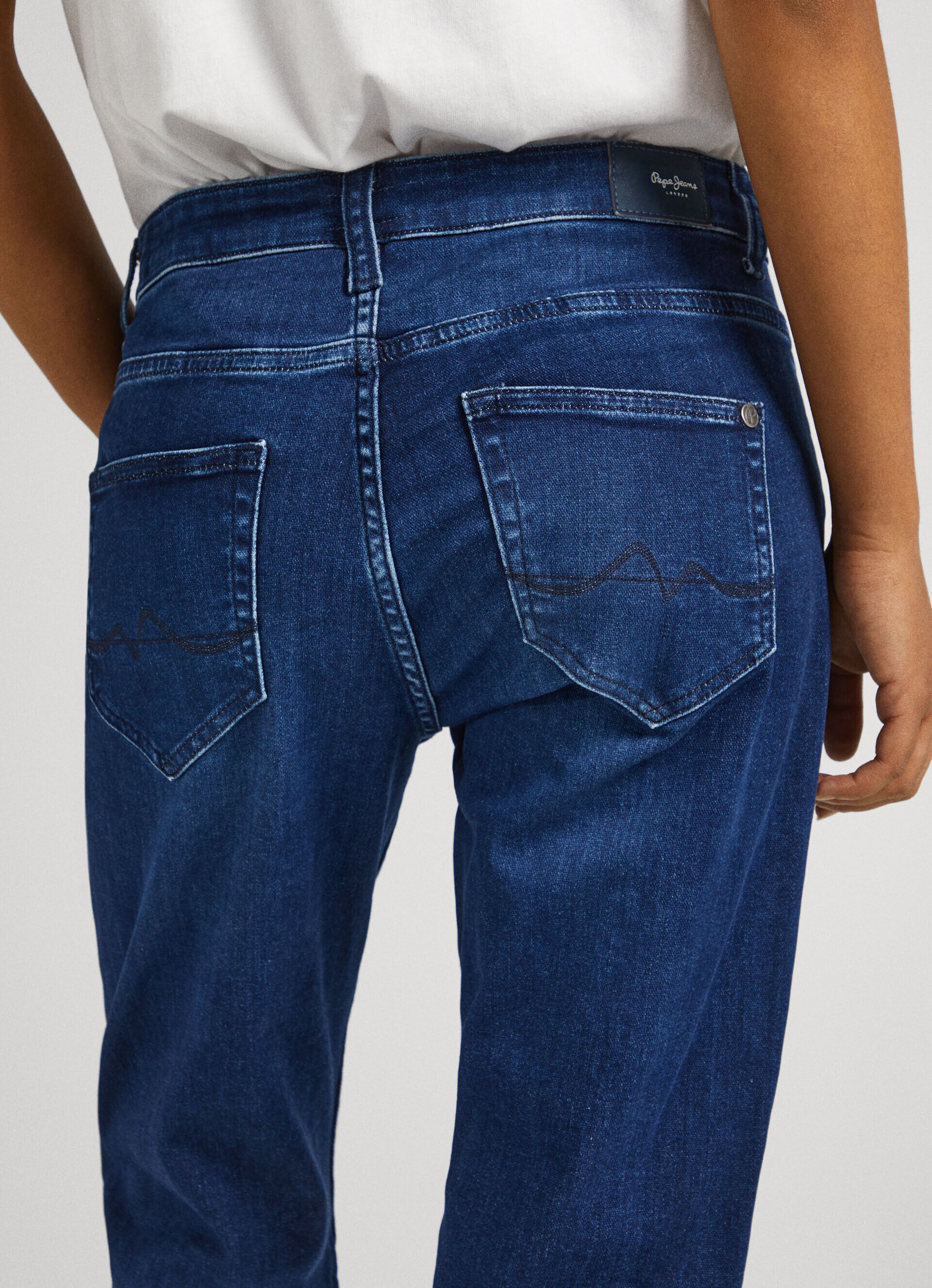 CALÇA JEANS CAREY FIT RELAXED DE CINTURA MÉDIA - jeans