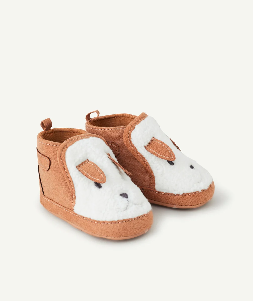 LA PAIRE DE CHAUSSONS BÉBÉ GARÇON EN SHERPA LAPIN