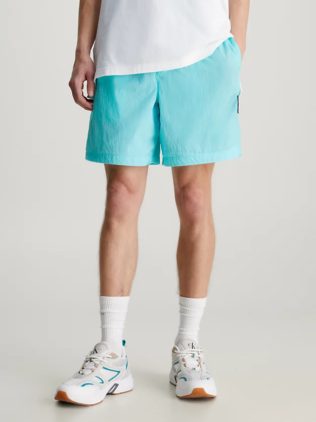 Calções de nylon com corte relaxado e detalhes em relevo.