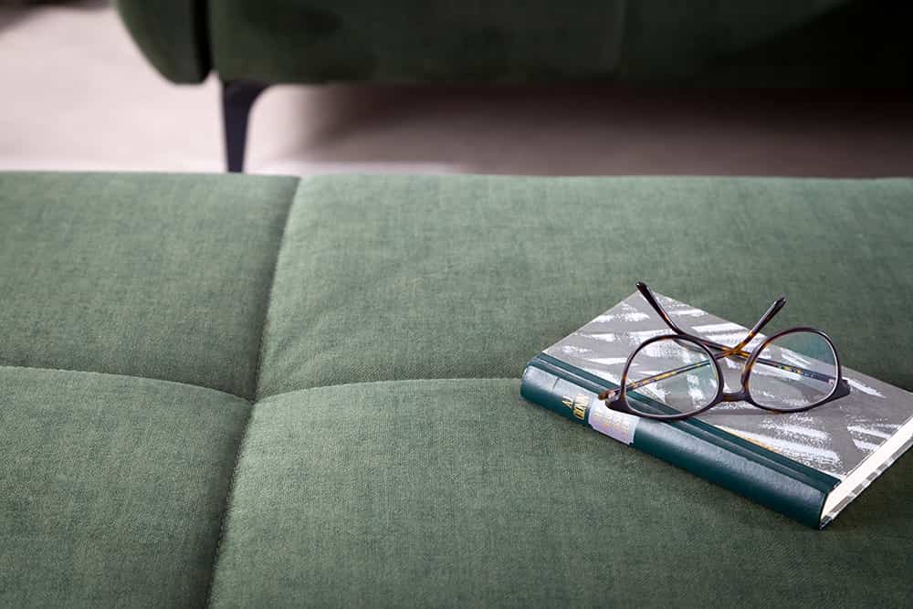 Design Hocker MARRAKESCH 110cm flaschengrün Samt mit Ziersteppung