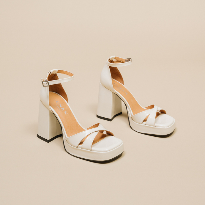 Sandales à talons hauts et bouts carrés  en cuir vernis écru