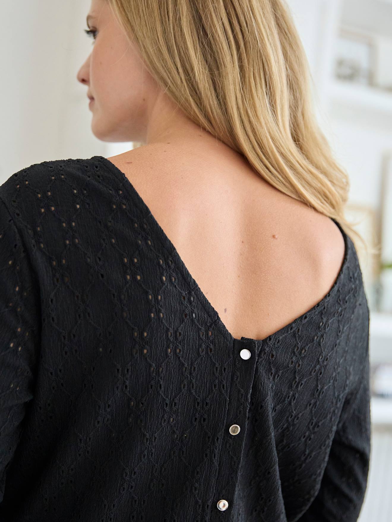 Camiseta preta reversível com bordado inglês para gestantes e lactantes