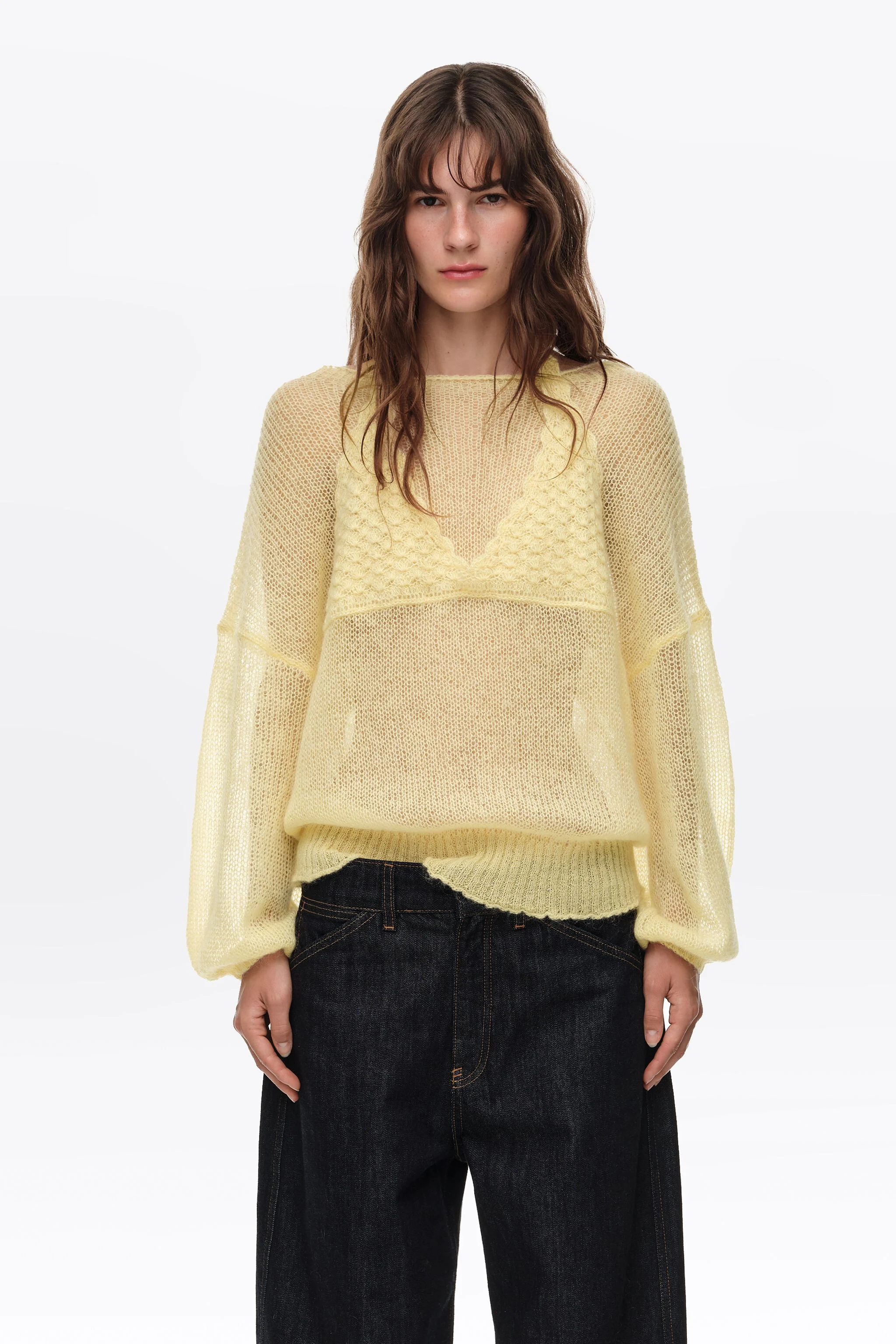 Suéter de mohair amarelo claro com sobreposição de blusa