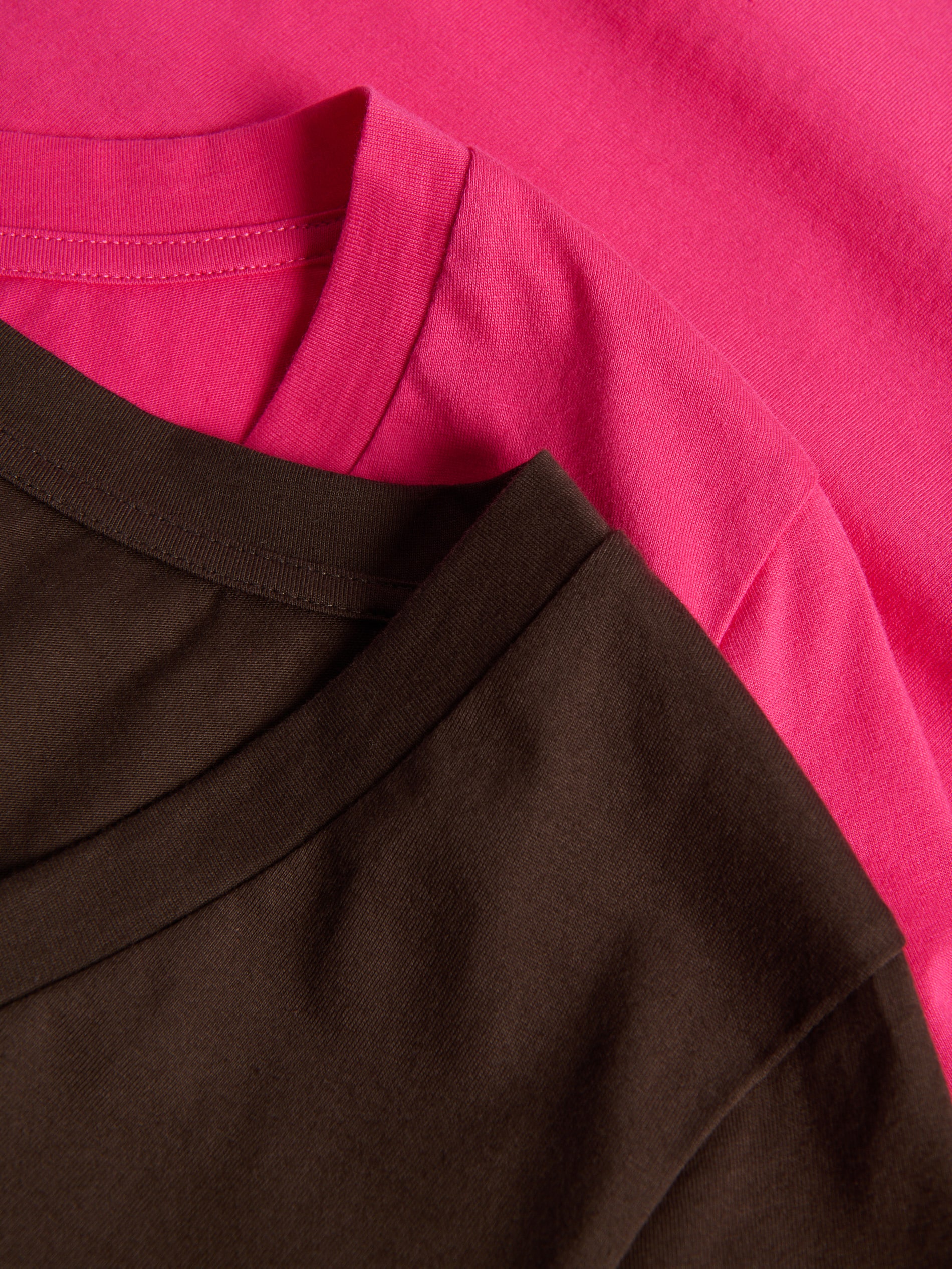 T-Shirt im Regular-Fit mit V-Ausschnitt