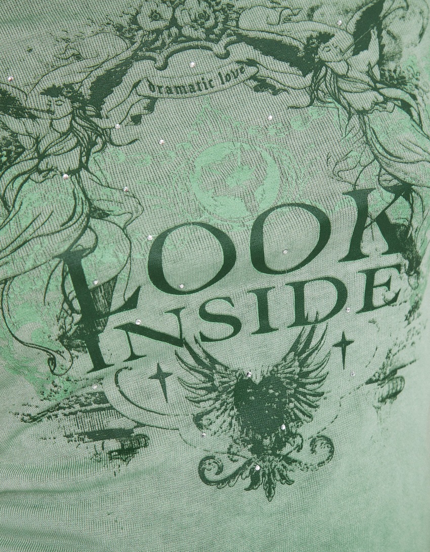 Camiseta de manga curta com efeito desbotado e aplicações de strass.