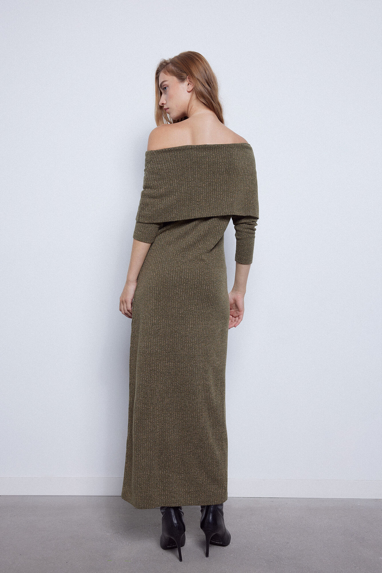 Vestido longo com gola alta
