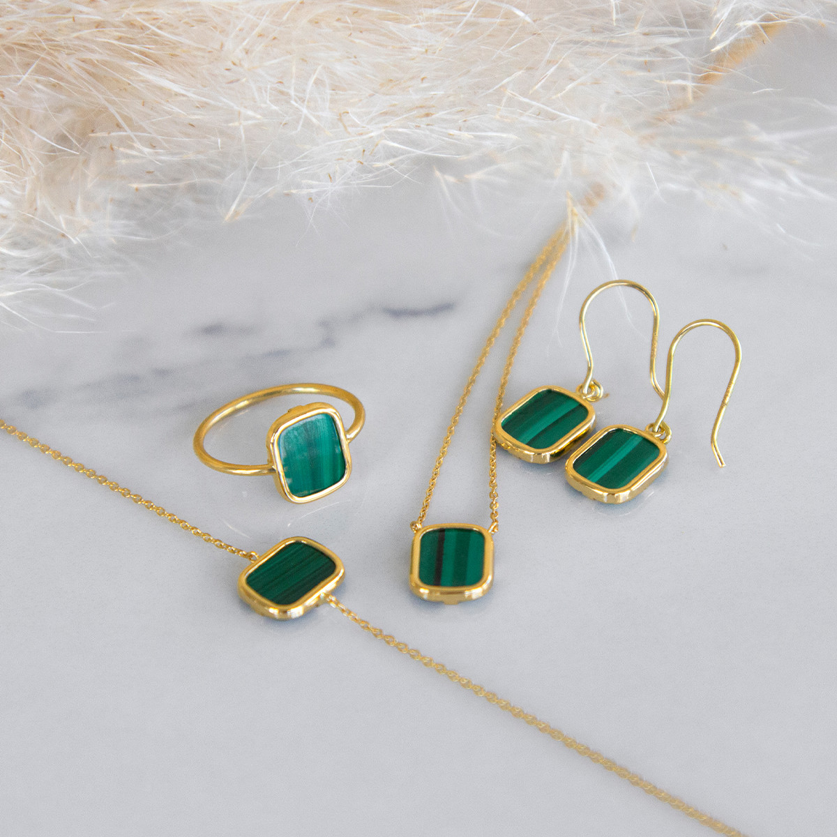 Boucles d'oreilles pendants or 750 jaune  malachites rectangulaires.