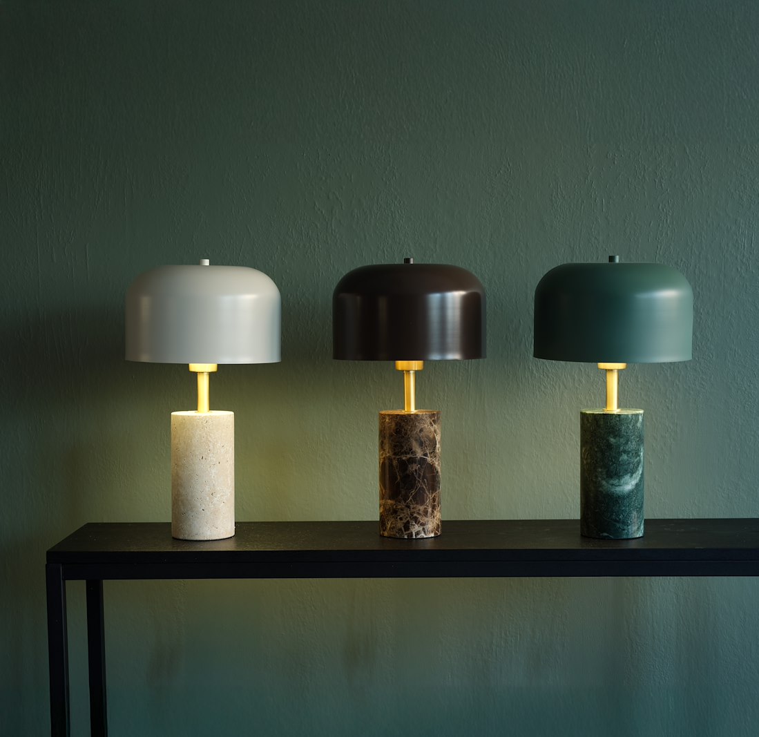 Merida bordlampe Brun marmor med metall skjerm