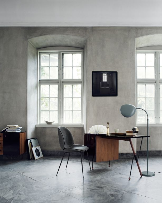 Gubi Beetle stoel, onderstel zwart, leer zwart, biezen zwart