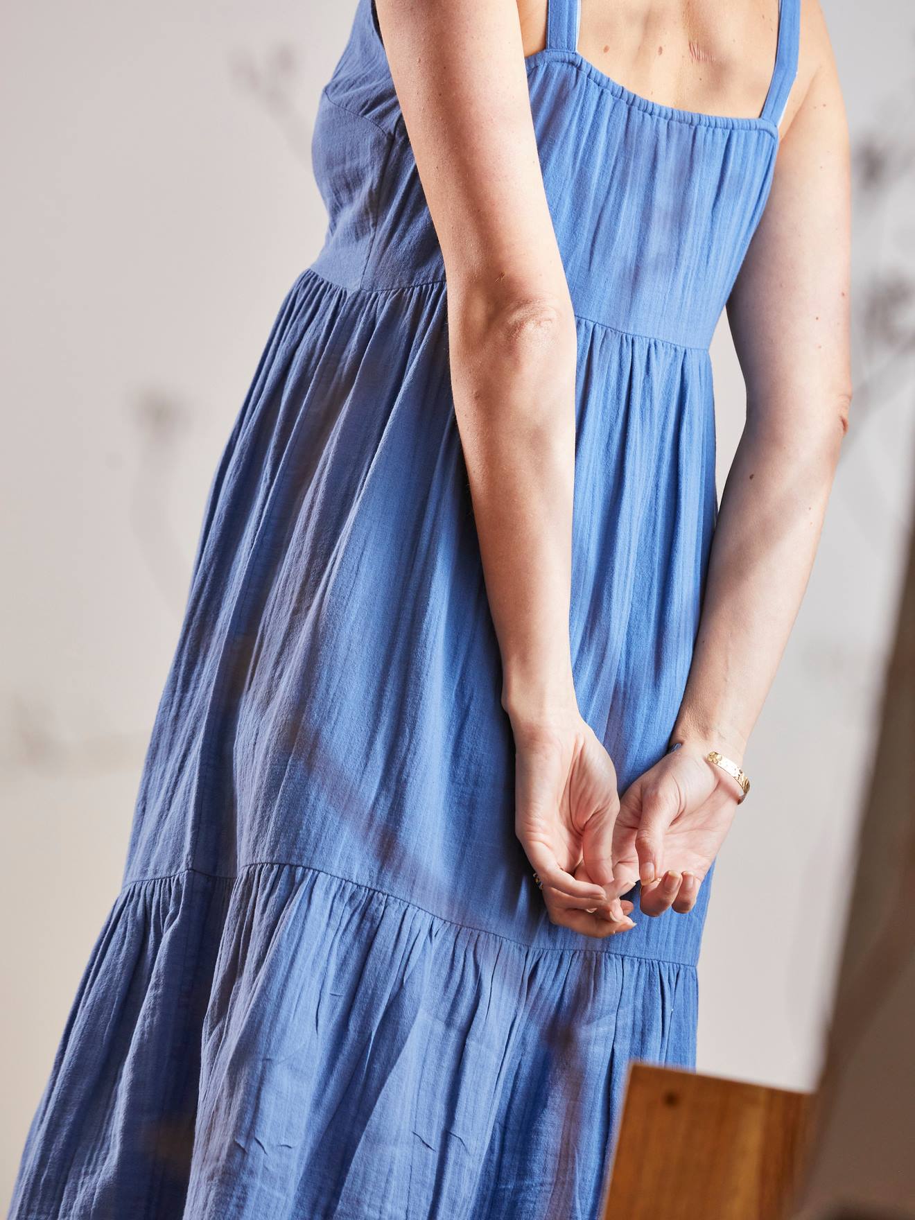 Vestido liso azul claro em chiffon de algodão com alças finas, ideal para gestantes e lactantes.