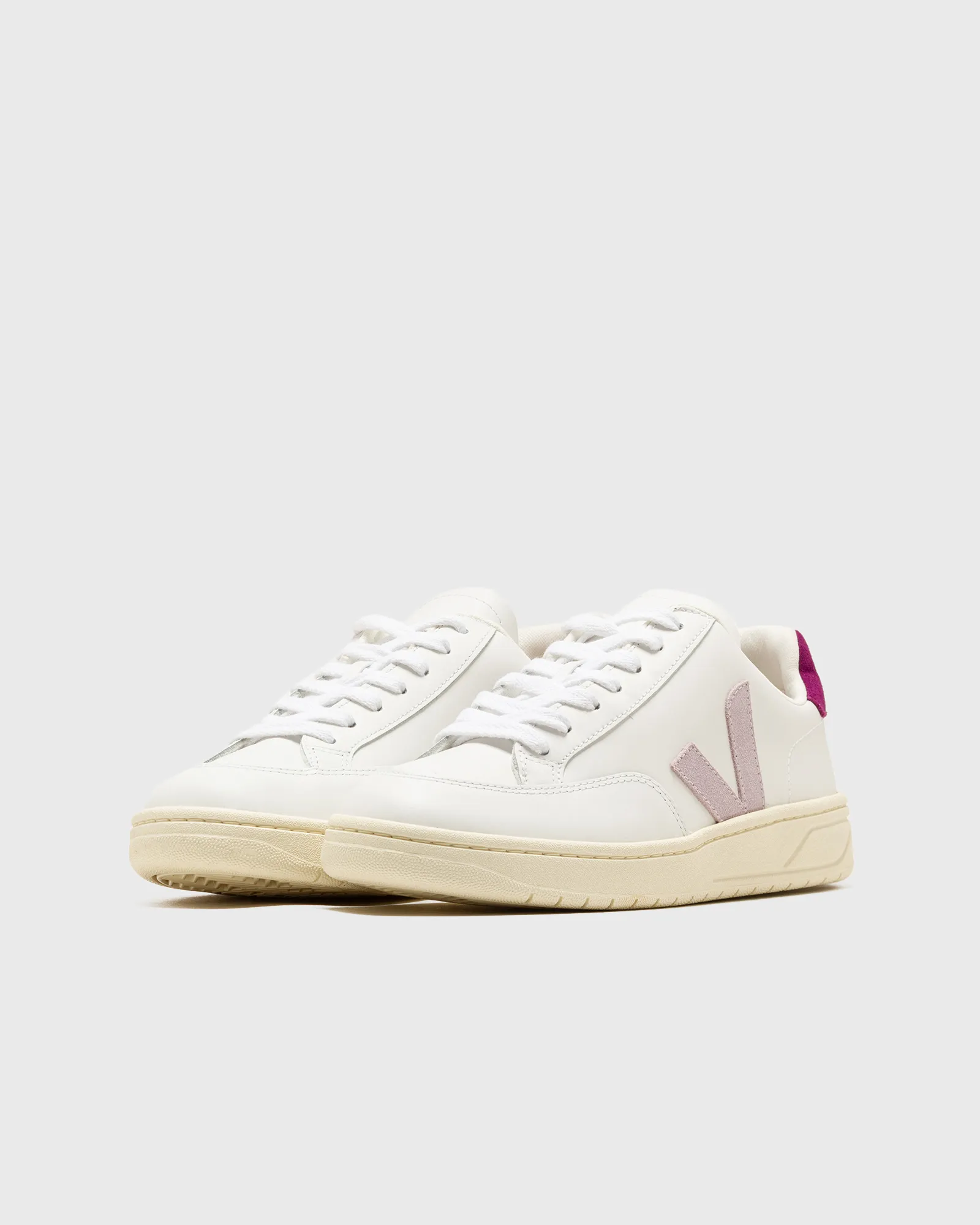 Veja V-12 LEATHER