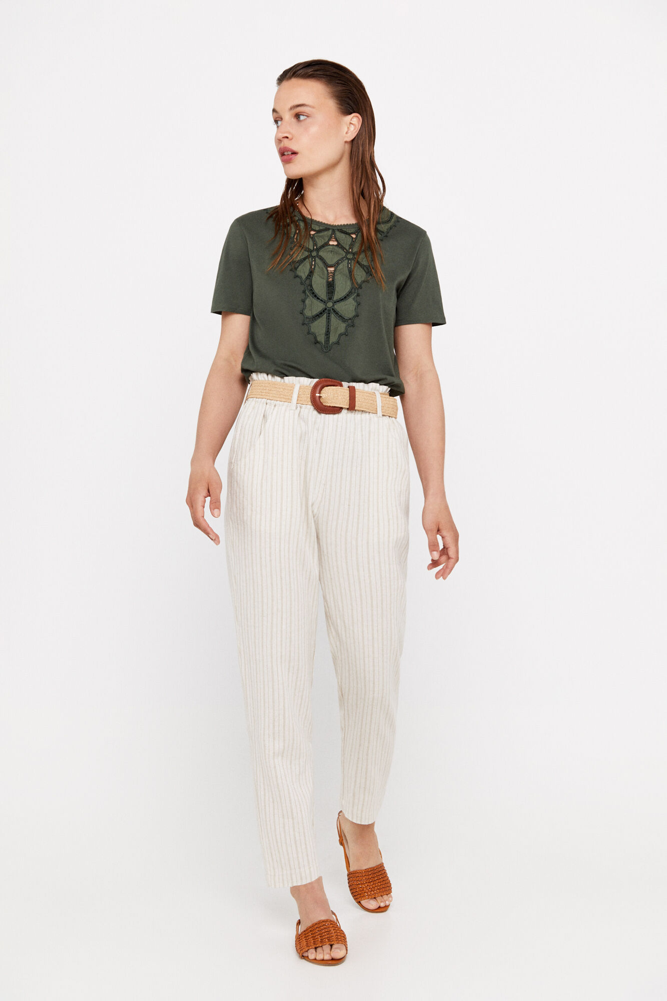 Camiseta com patch bordado - Cáqui