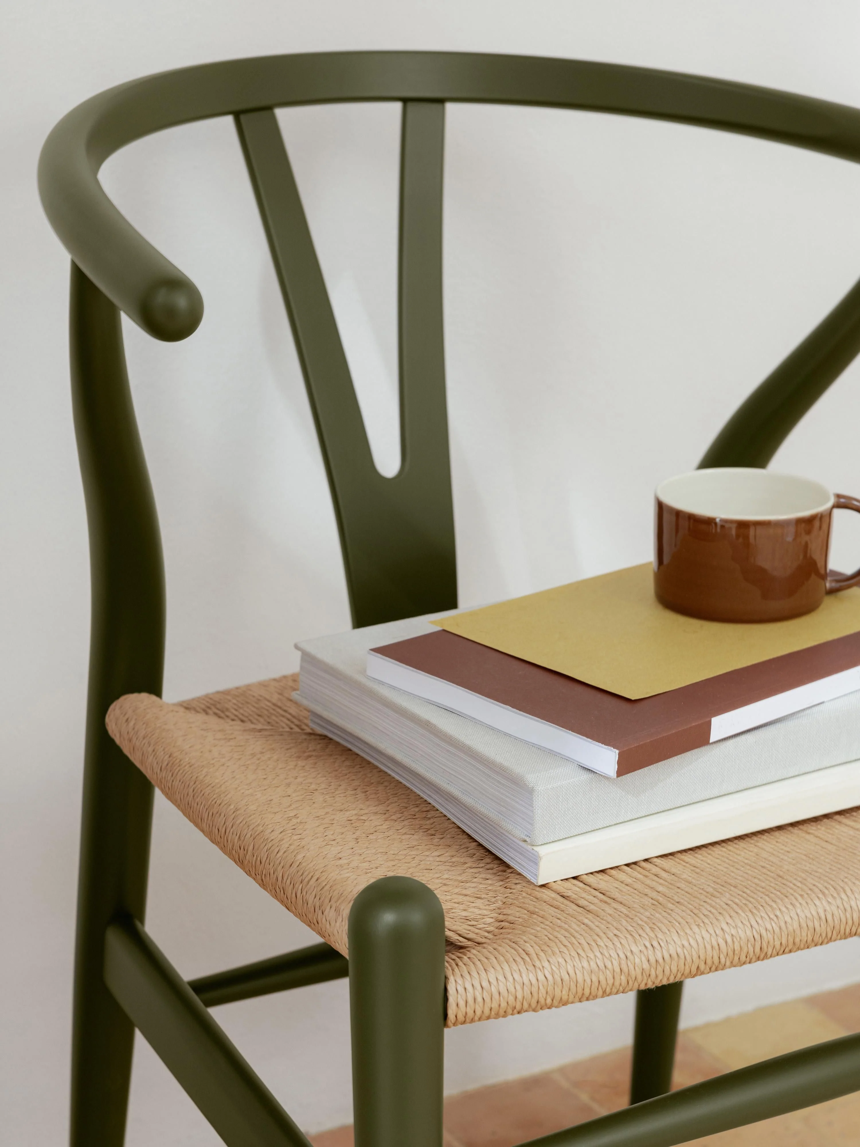 Houten stoel CH24 Wishbone Chair met handgevlochten zitvlak