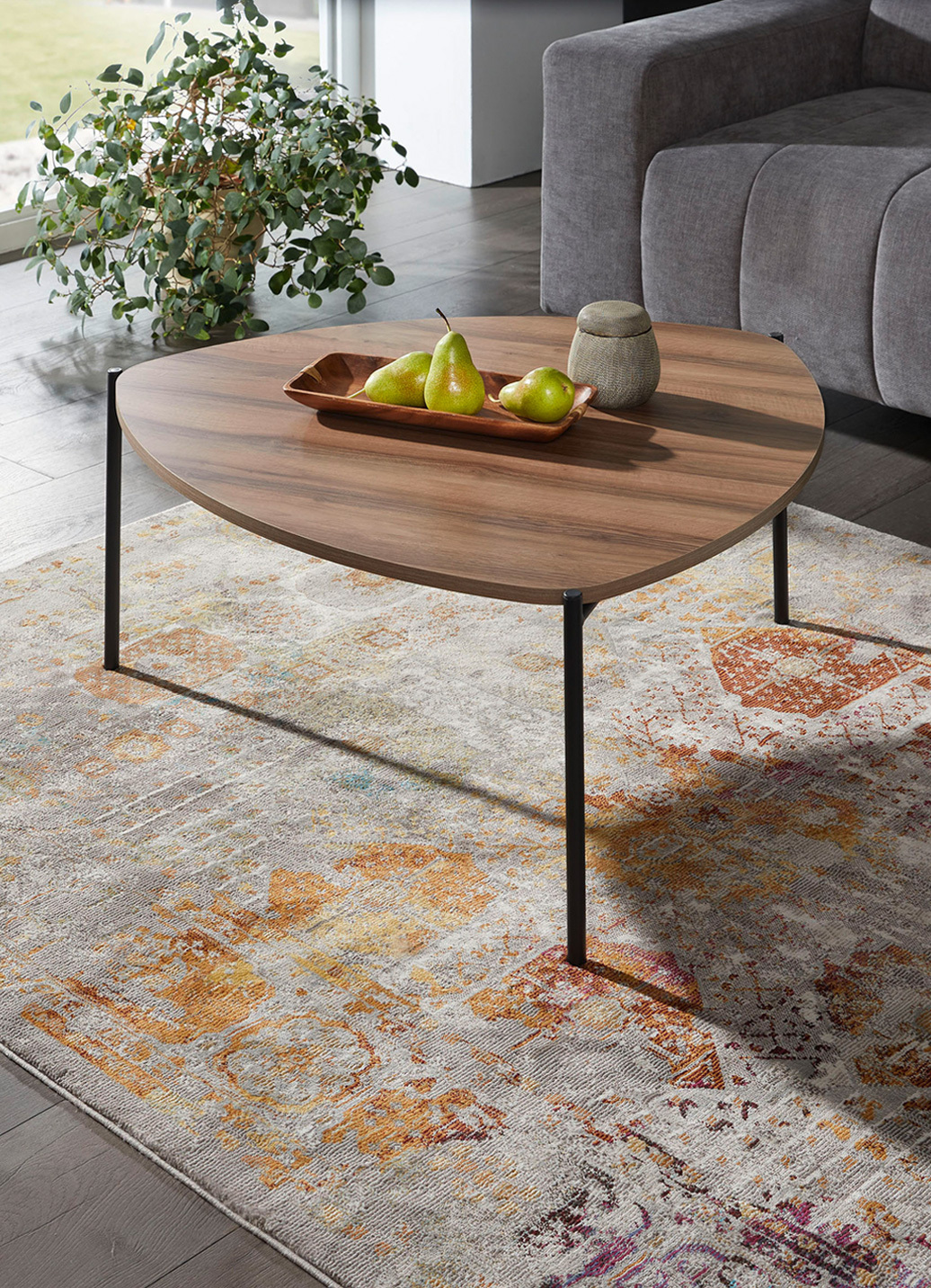 Couchtisch im Loft-Design mit Metallgestell