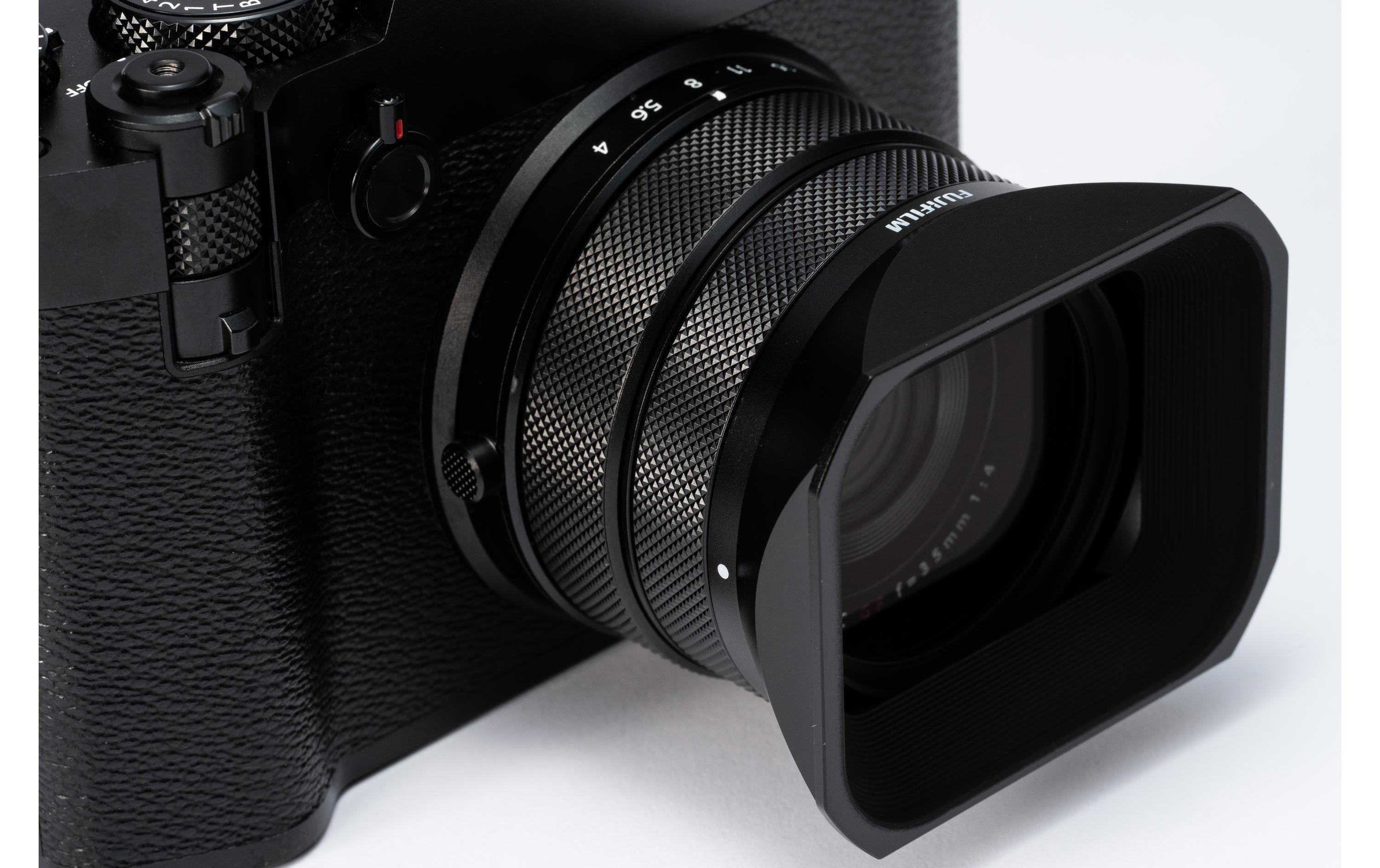 Fotokamera GFX 100RF Schwarz<br>GFX-Kamera mit fest verbautem Objektiv und bringt die Mittelformat-Bildqualität in ein ultrakompaktes Design