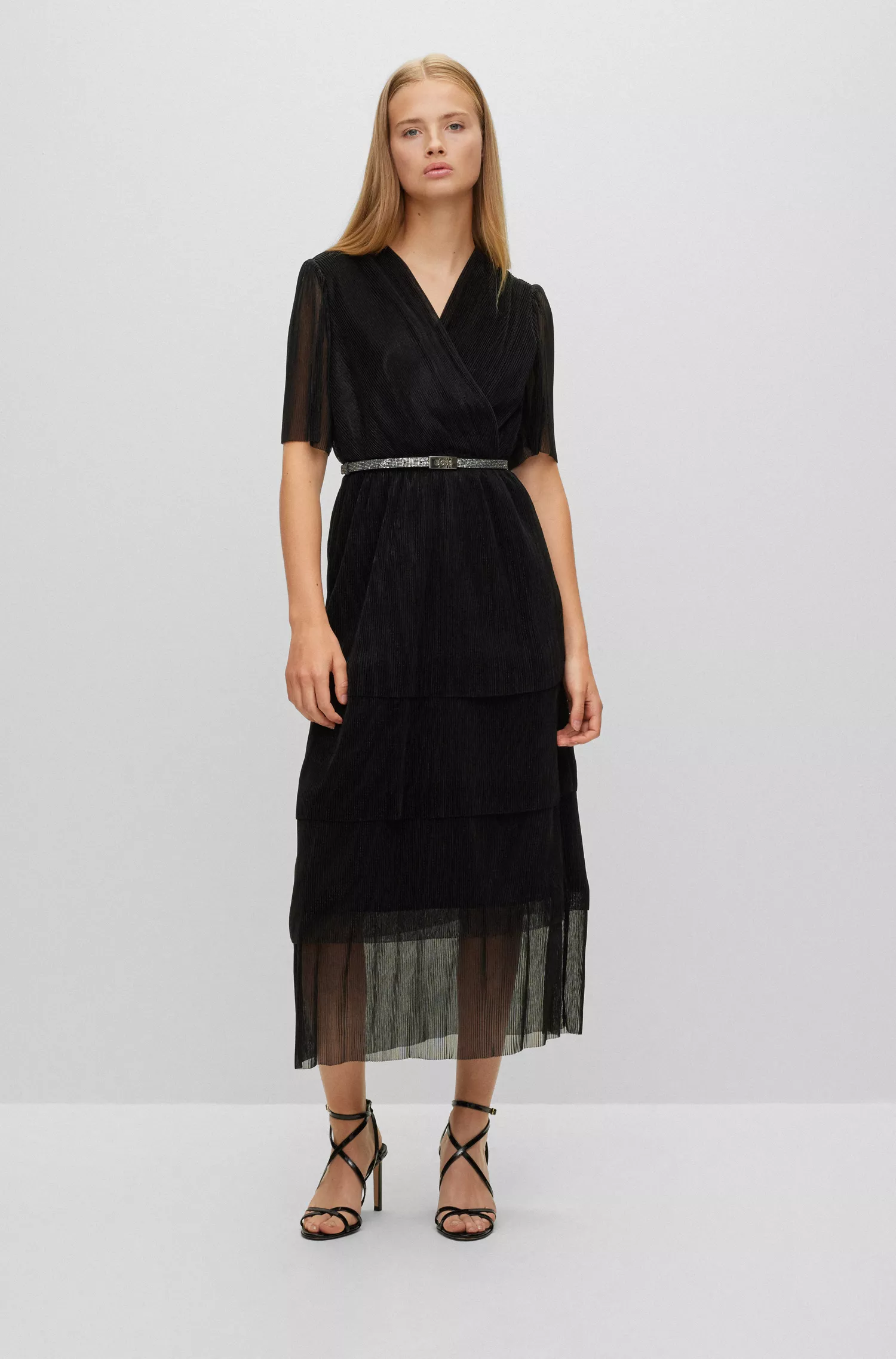 Vestido preto BOSS de corte justo com decote em V e tecido metálico.