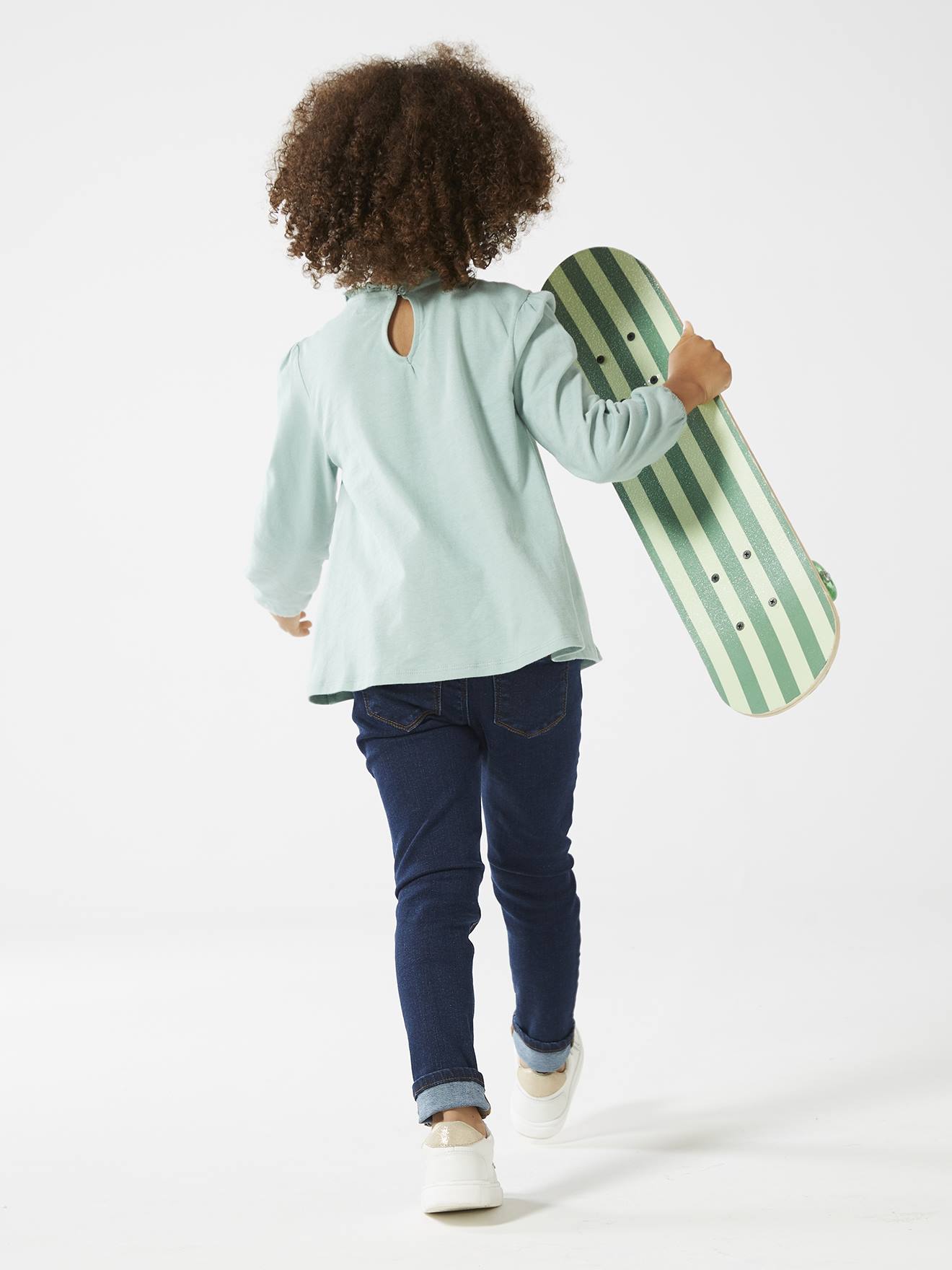 Blusa lisa verde-clara estilo camiseta com detalhes em macramê para meninas