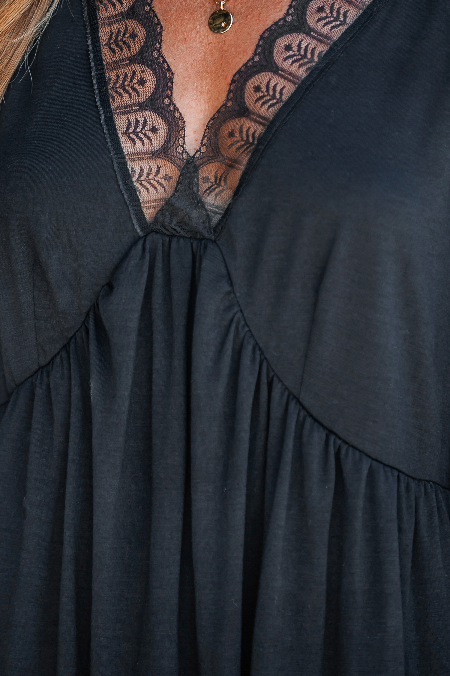 Robe mini à col en V en dentelle festonnée