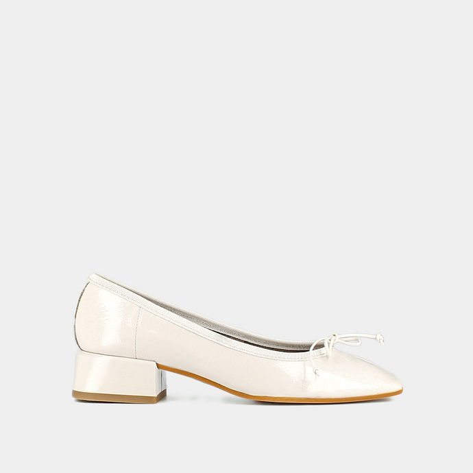 Ballerines à talons et bouts carrés  en vernis plissé écru