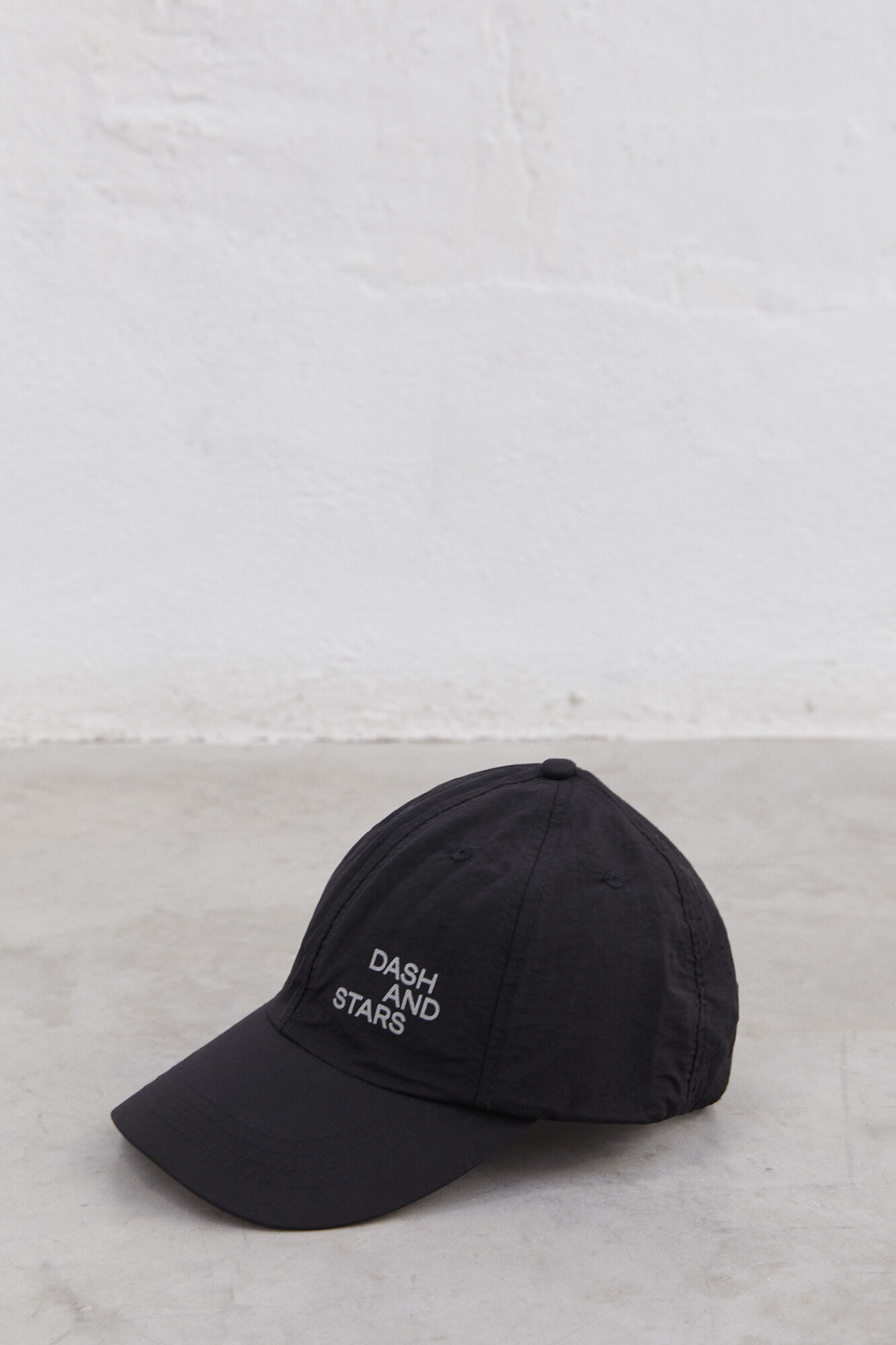 Boné técnico preto com logotipo refletivo