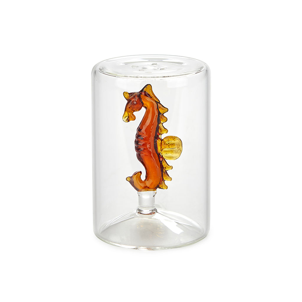 Colher de sal Balvi em formato de cavalo-marinho, cor âmbar, feita de borosilicato.