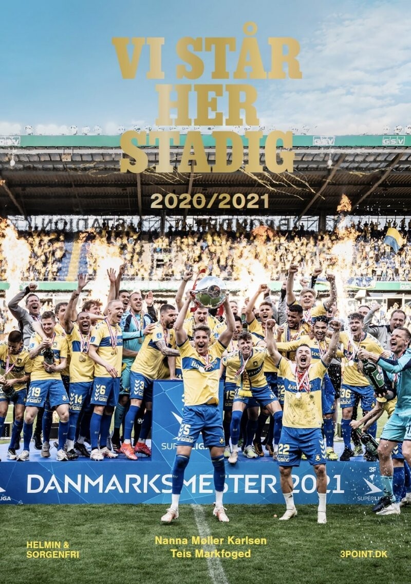 Vi Står Her Stadig 2020/2021 - Nanna Møller Karlsen - Bog