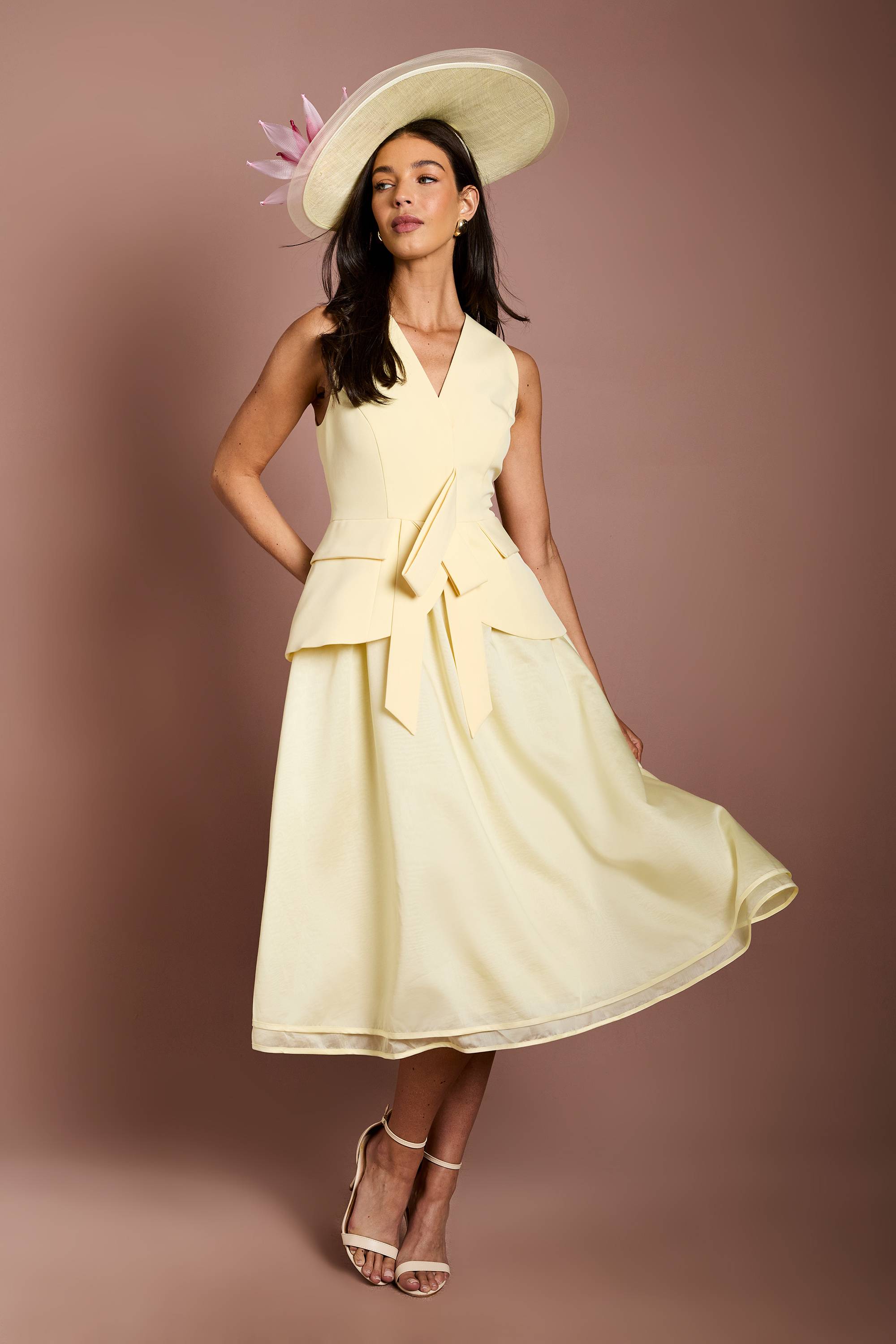 Coast Robe Midi Lisa Tan En Crêpe Avec Détail Nœud Et Style Gilet