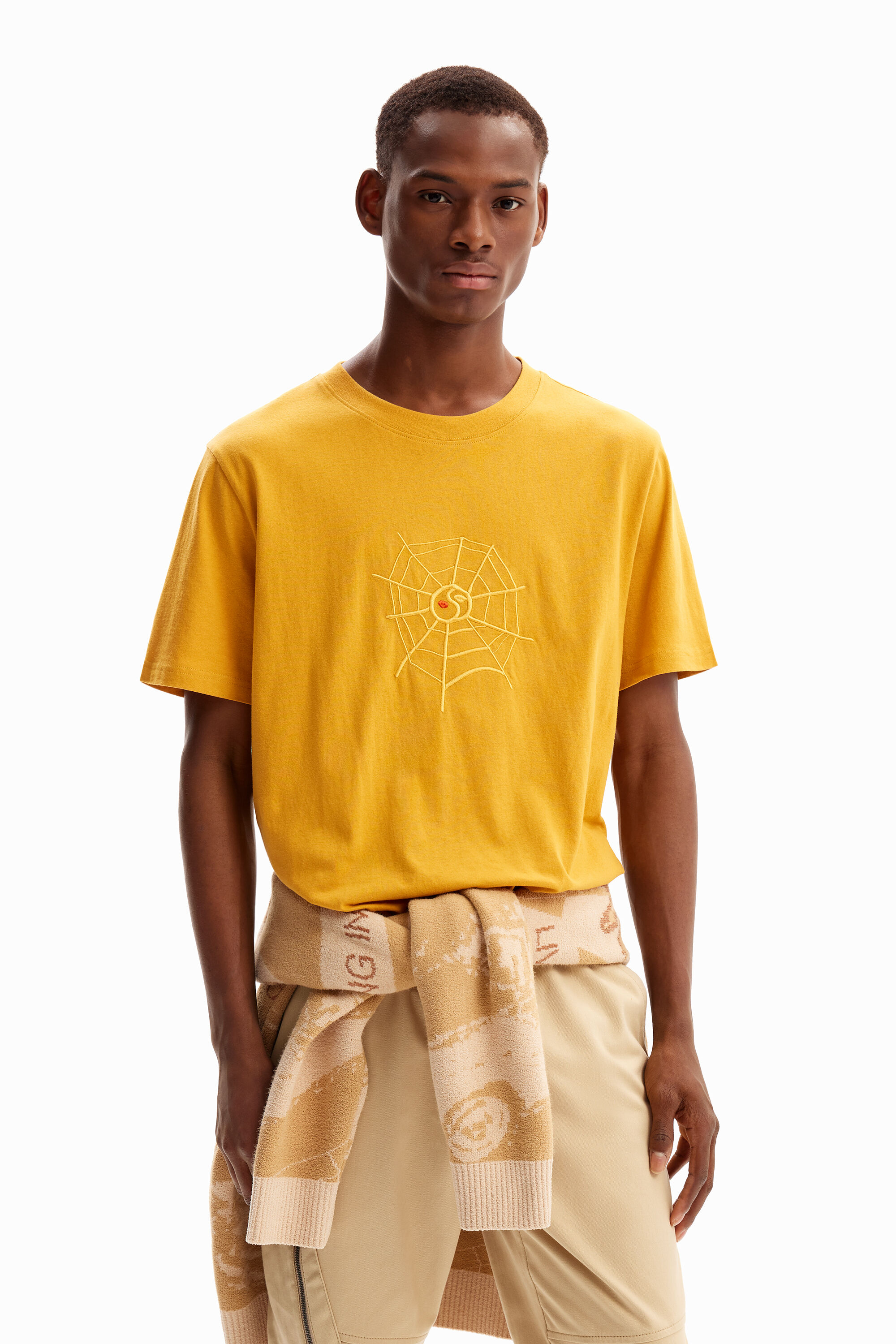 camiseta com estampa de teia de aranha em formato de coração