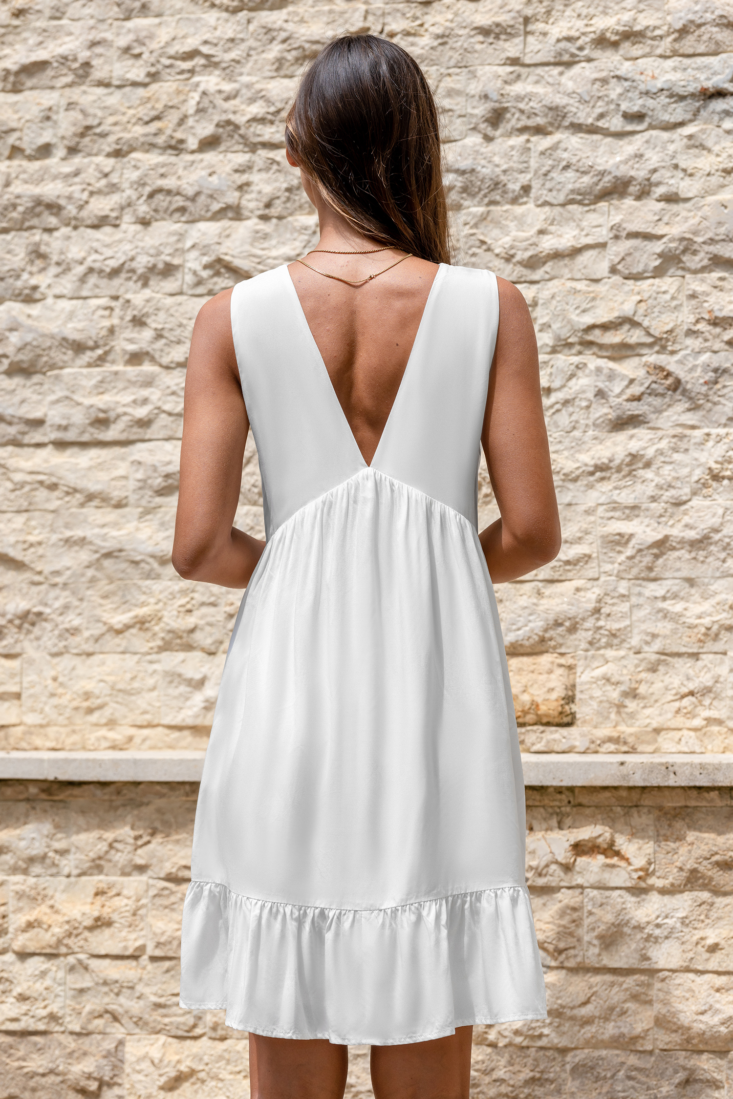 Robe mini sans manches avec col plongeant en broderie blanche