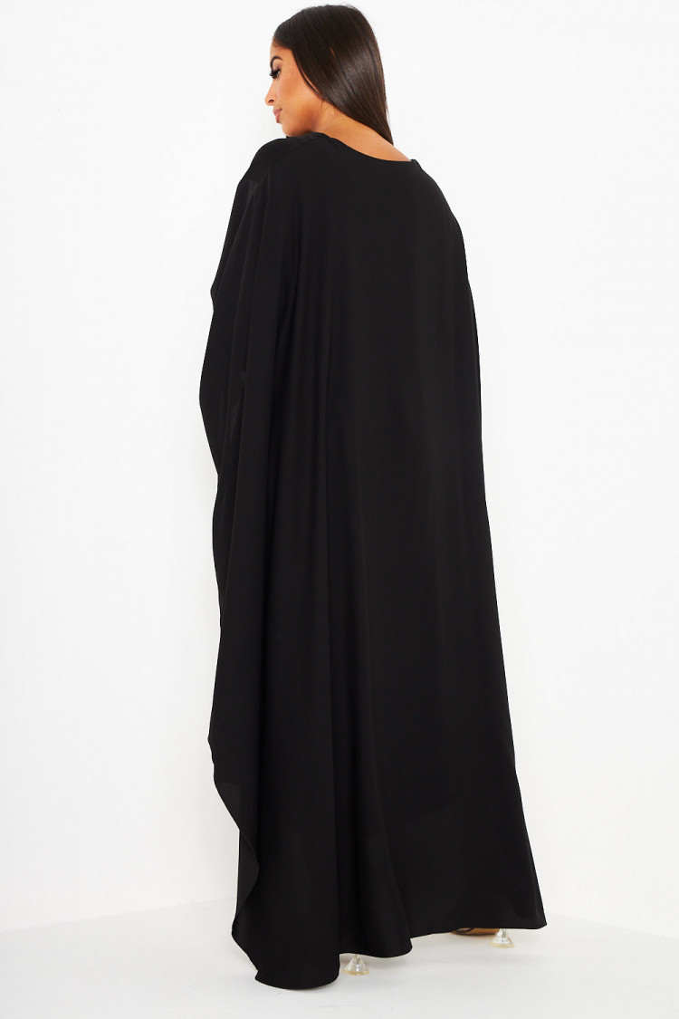 Robe noire ceinturée à empiècement cape