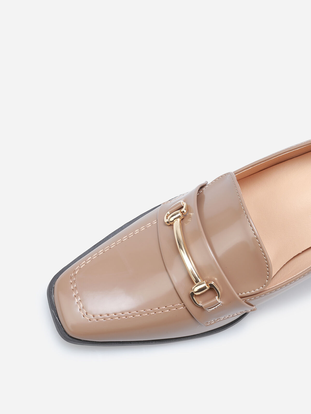 Mocassins vernis à talon et bride doré- Taupe
