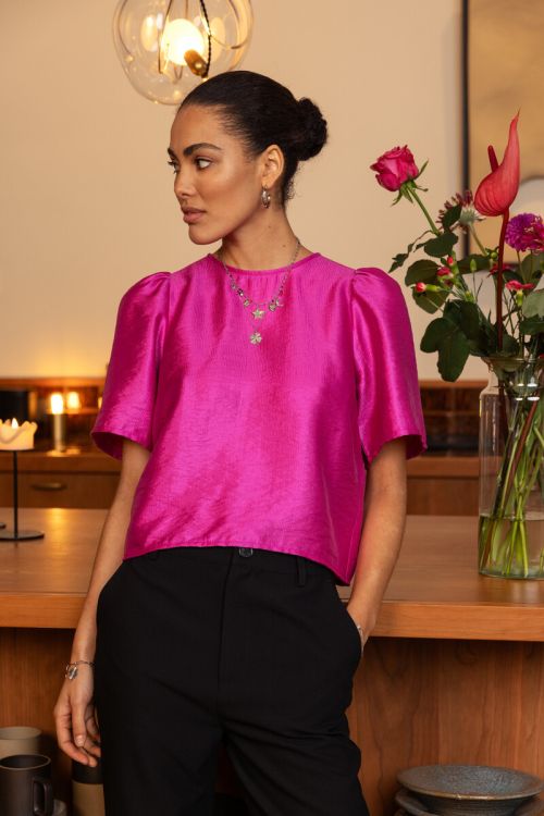 Roze top met geplooide mouwen en strikjes